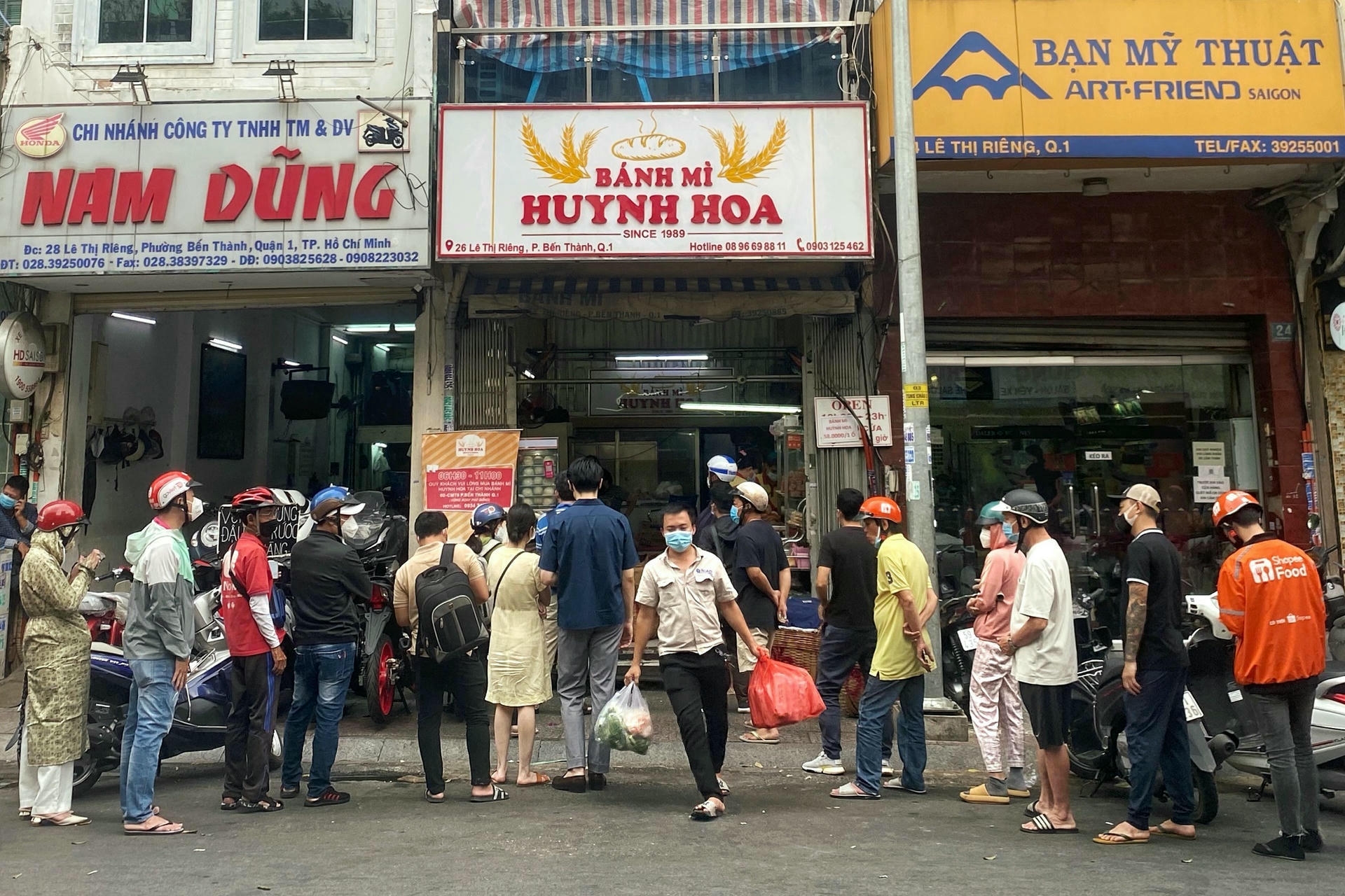 eat banh mi huynh hoa 