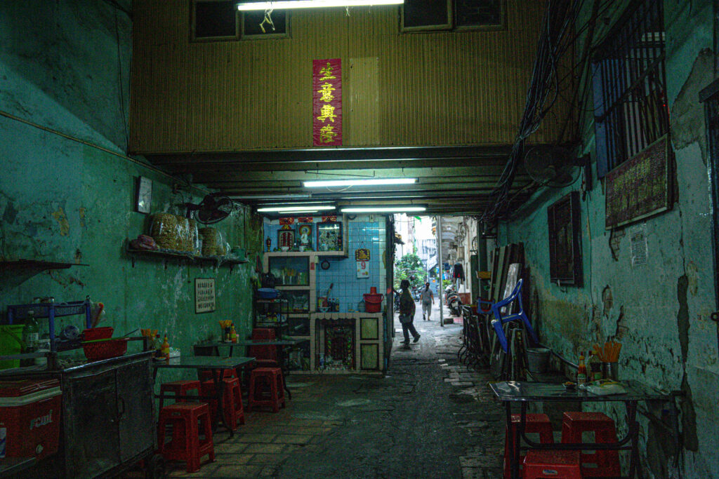 An alleyway in Chinatown Cho Lon to lead you to ancient apartment 