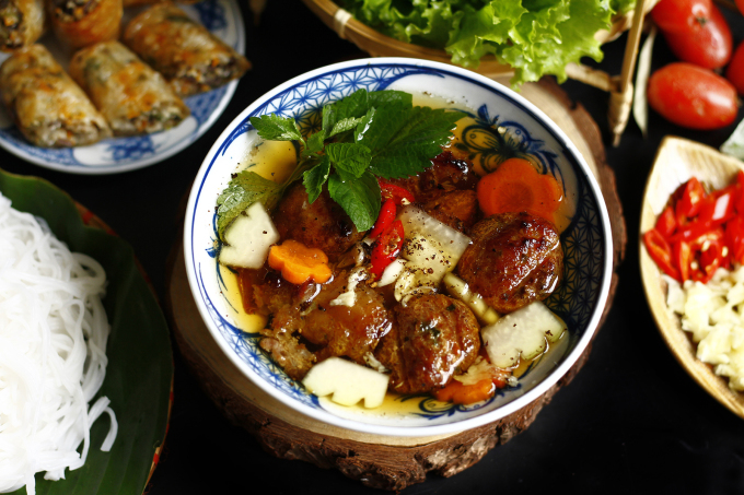 how to eat bun cha hanoi