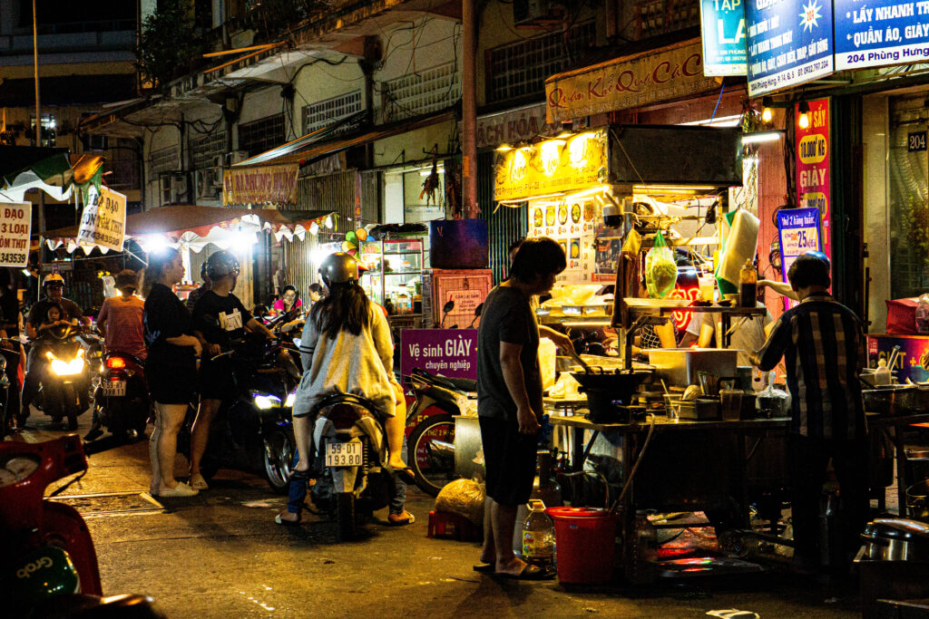 nightlife street food phung hung market chinatown 