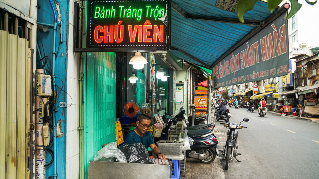 Experience Nguyen Thuong Hien Food street 