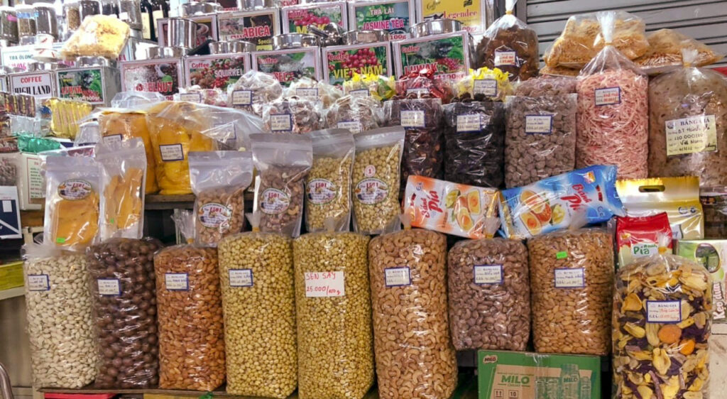 Shopping at Ben Thanh Market 