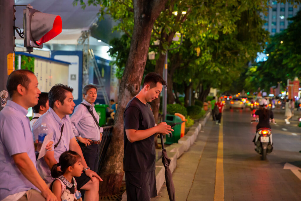 tip to cross the road in ho chi minh vietnam