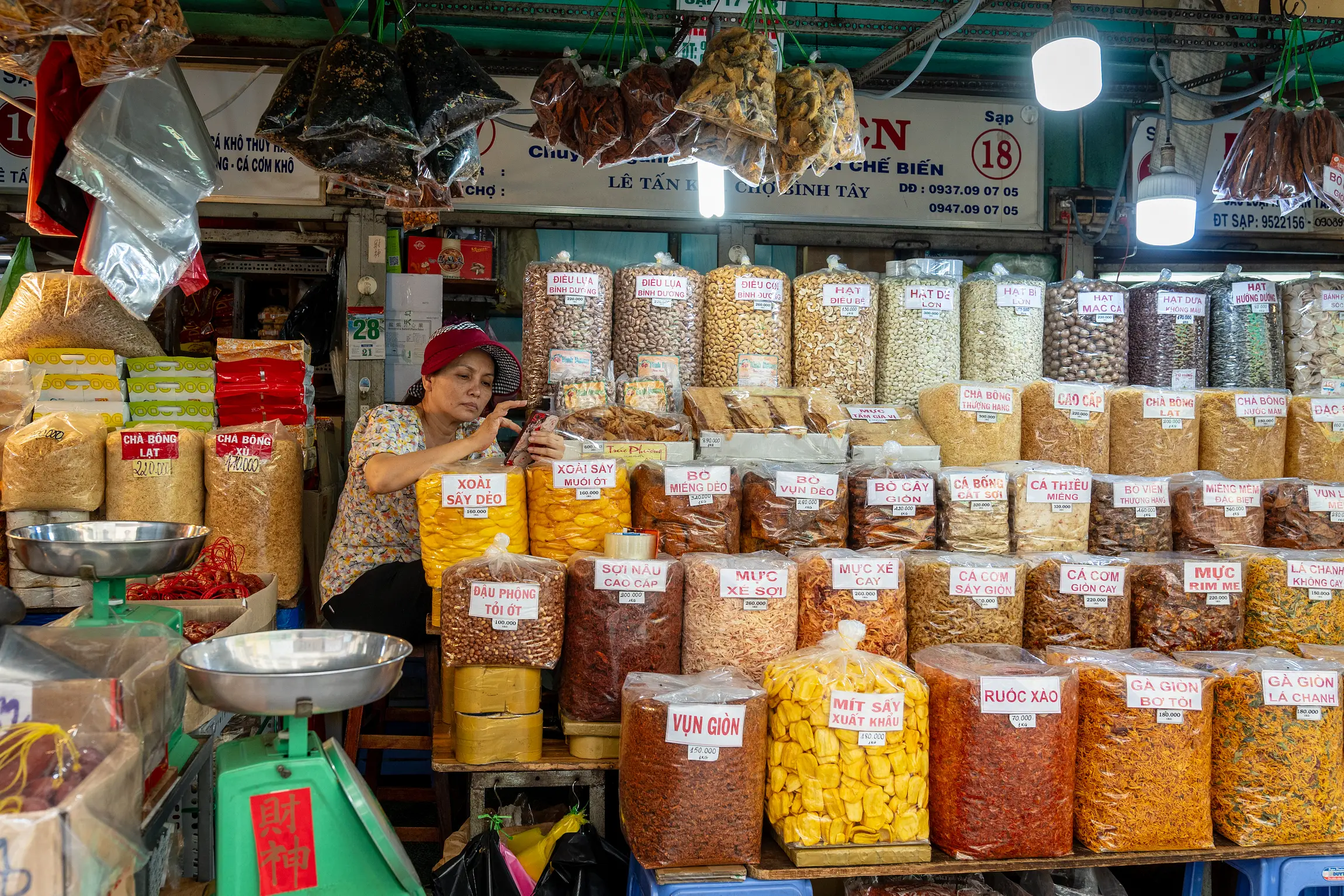 binh tay market vs Ben Thanh Market