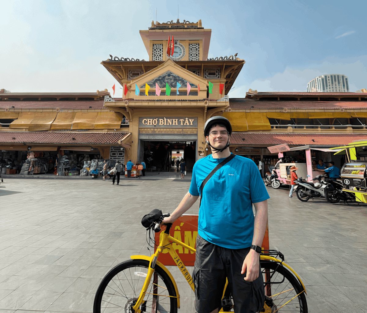 binh tay market tour