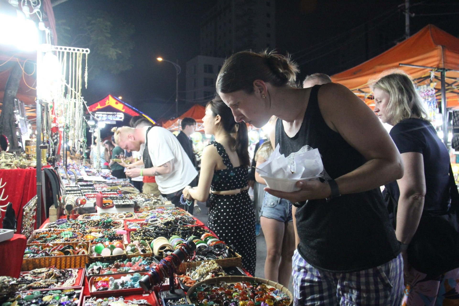 cho dem son tra night market