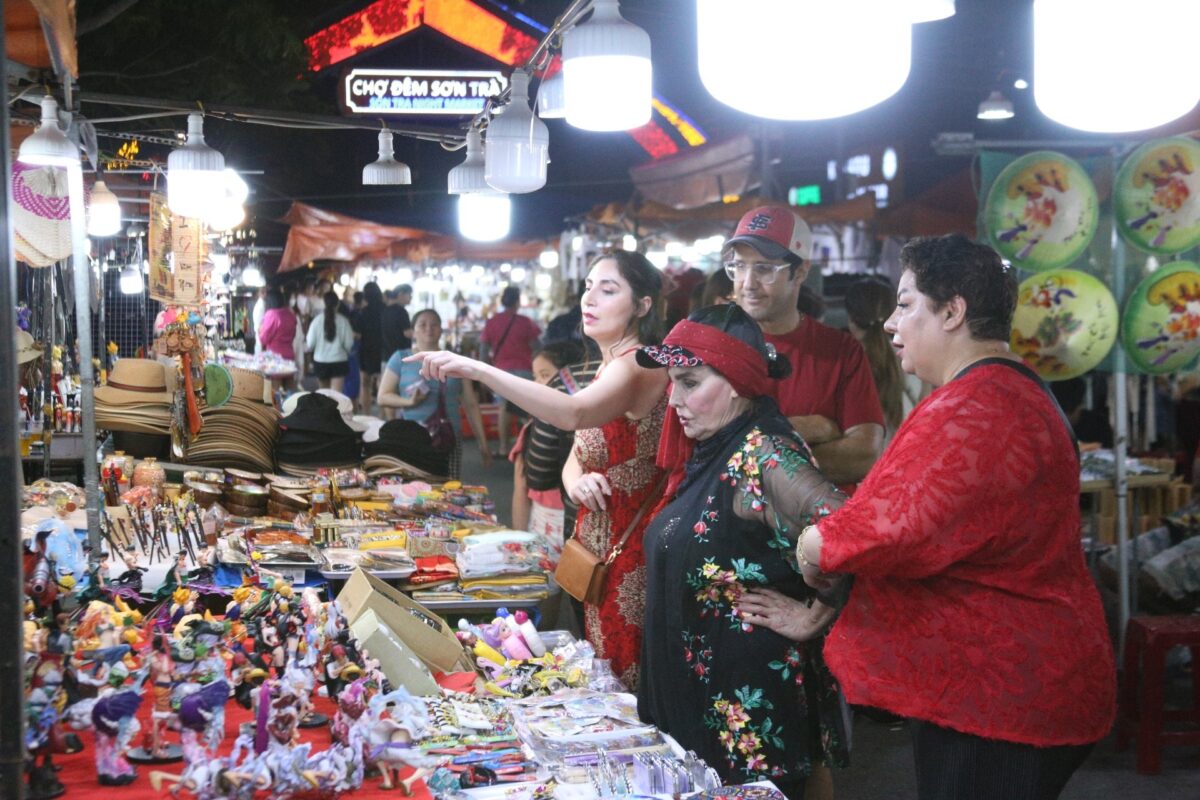 son tra night market vietnam