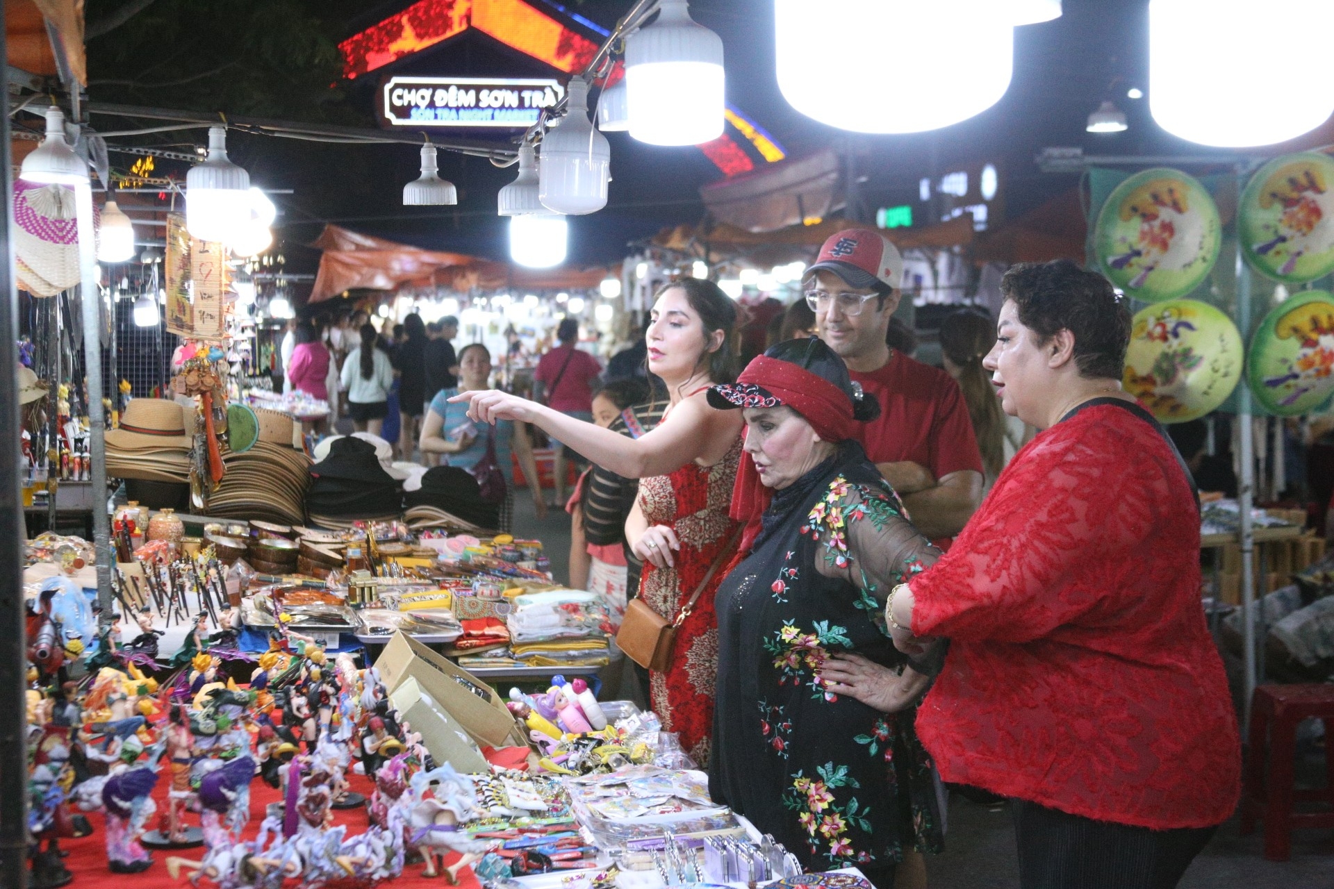 son tra night market vietnam