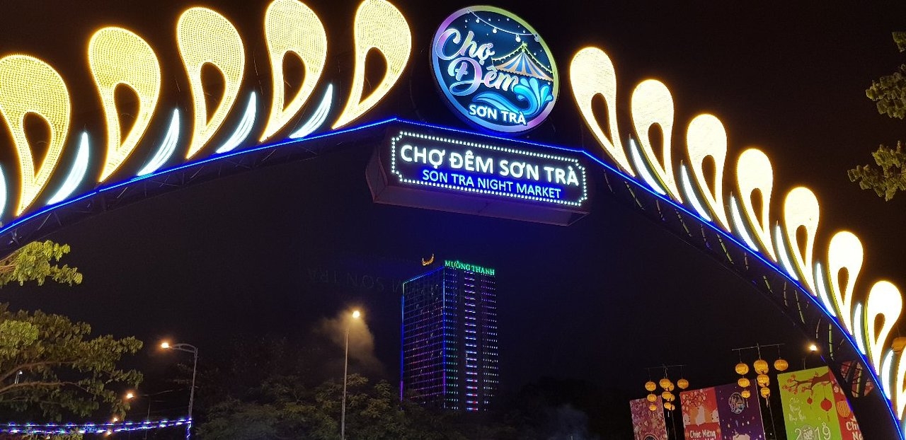 son tra night market