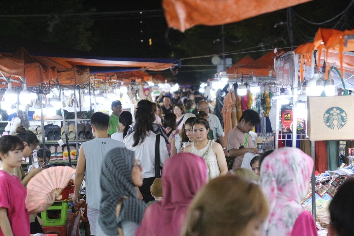 son tra night market