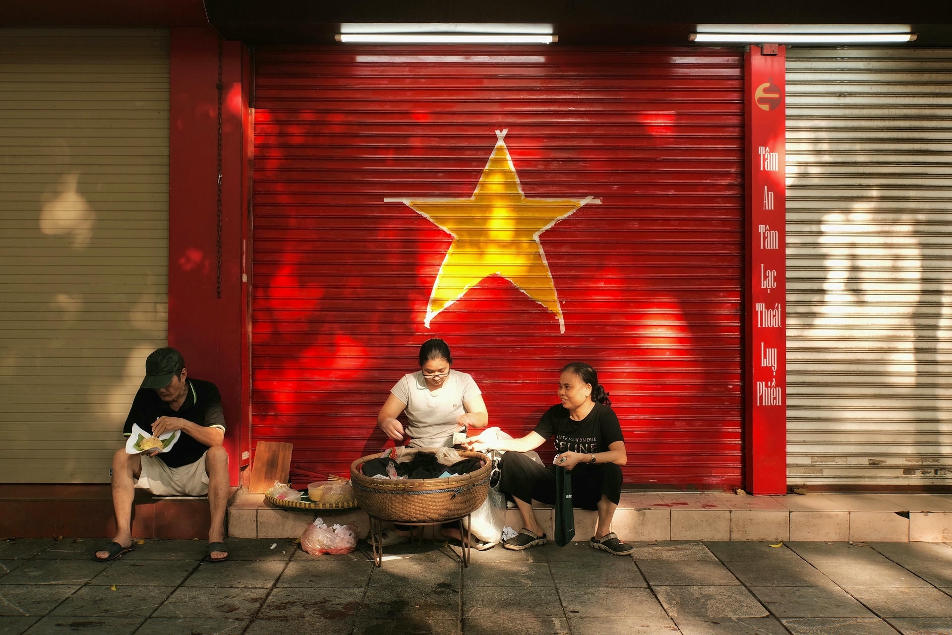 Street vendor selling xôi sticky rice on a Hanoi sidewalk, a popular breakfast food and local thing to eat in Hanoi