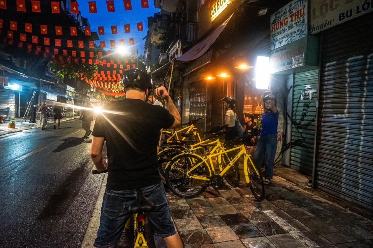 Hanoi Foodie Night Ride: Cycle, Eat, Repeat - Image 47