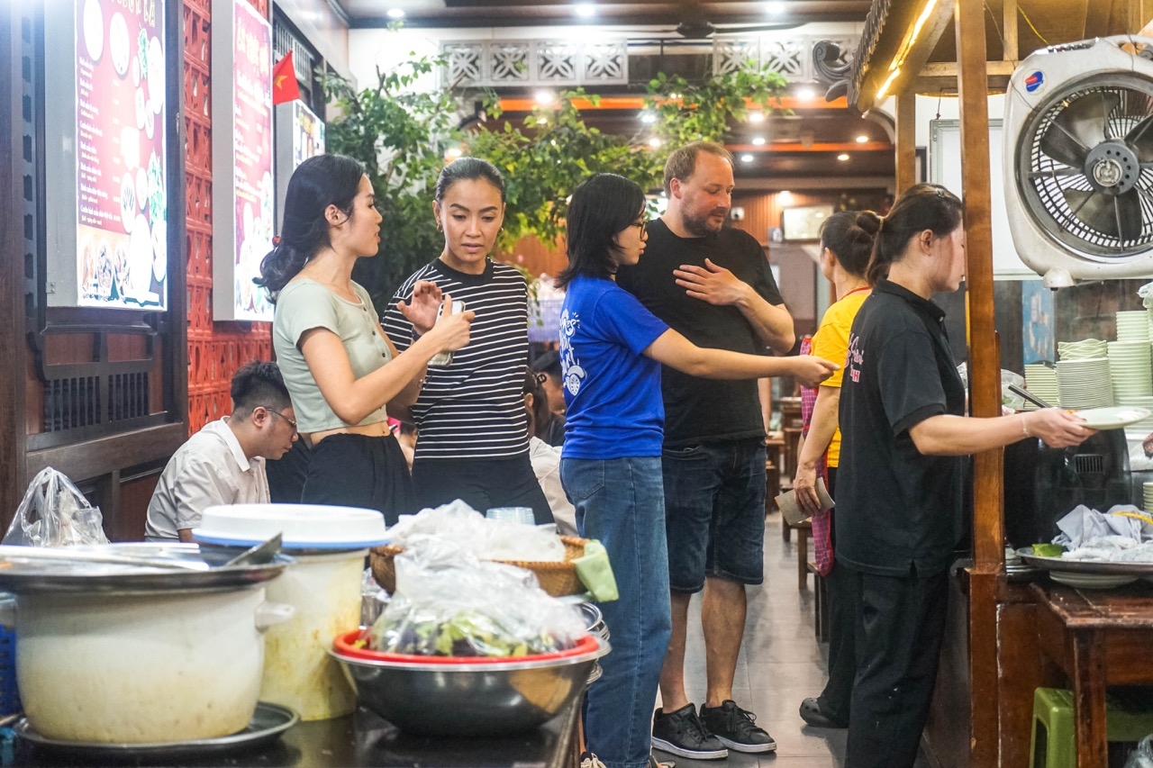 Hanoi Foodie Night Ride: Cycle, Eat, Repeat - Image 6
