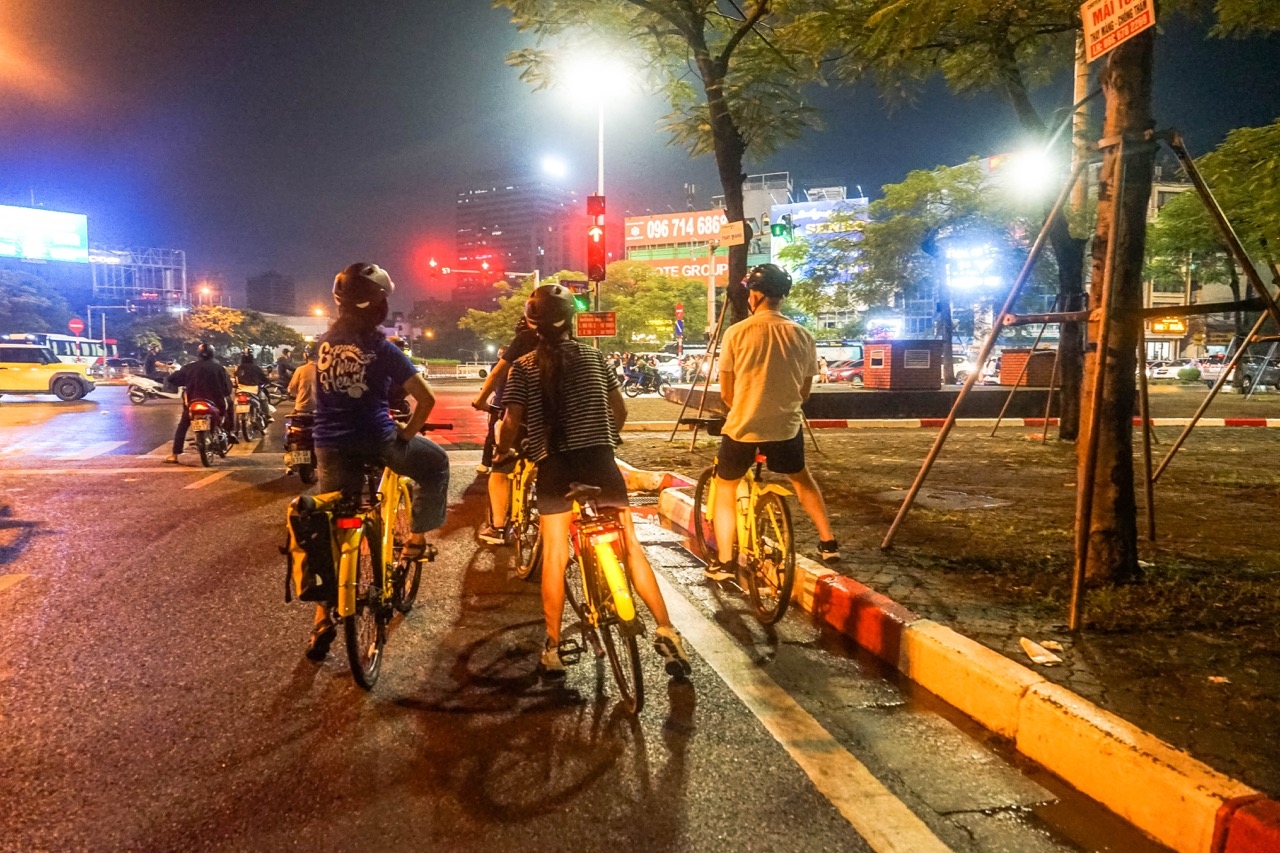 Hanoi Foodie Night Ride: Cycle, Eat, Repeat - Image 36