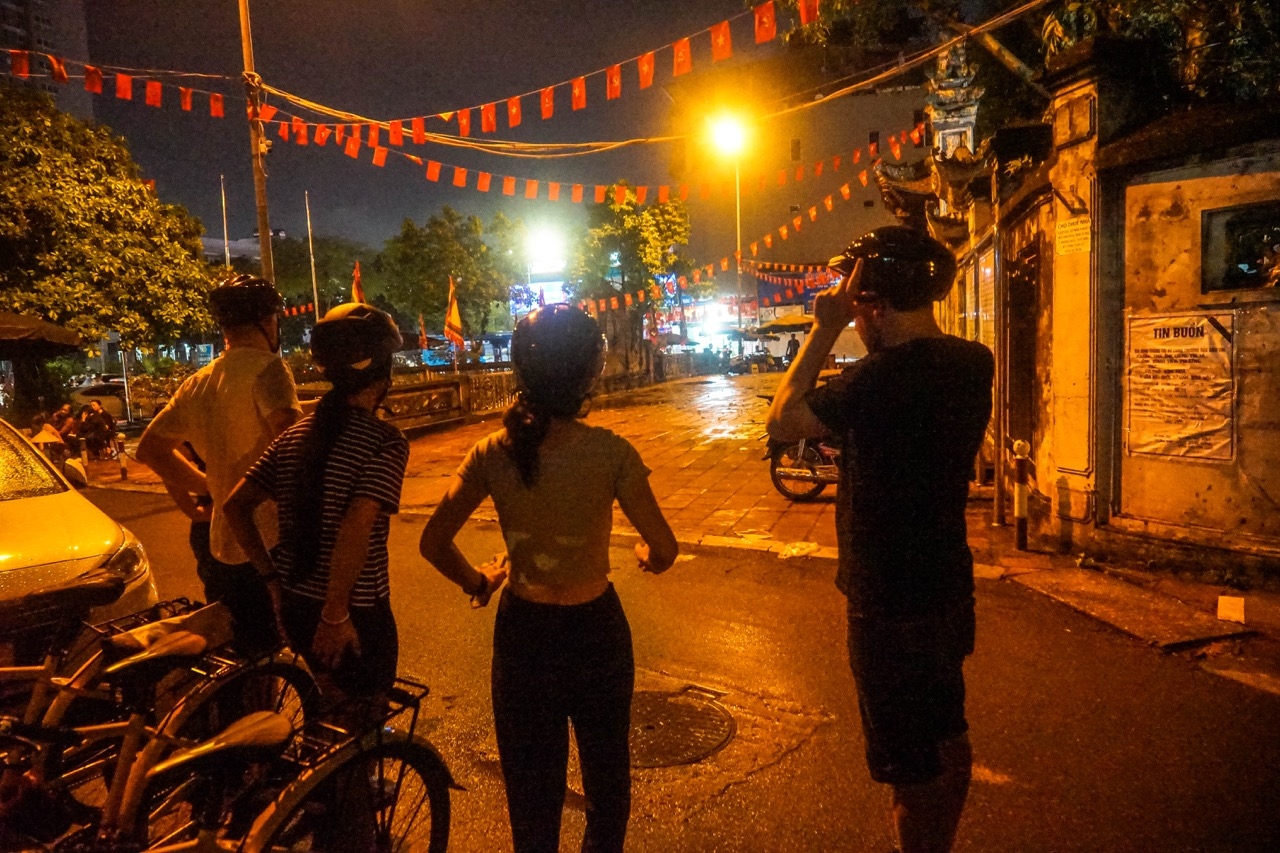 Hanoi Foodie Night Ride: Cycle, Eat, Repeat - Image 35