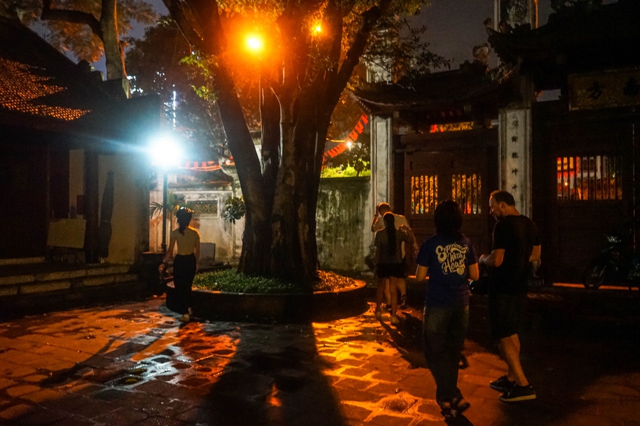 Hanoi Foodie Night Ride: Cycle, Eat, Repeat - Image 31
