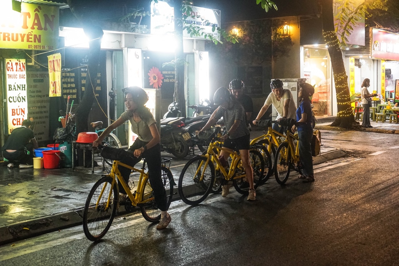 Hanoi Foodie Night Ride: Cycle, Eat, Repeat - Image 30