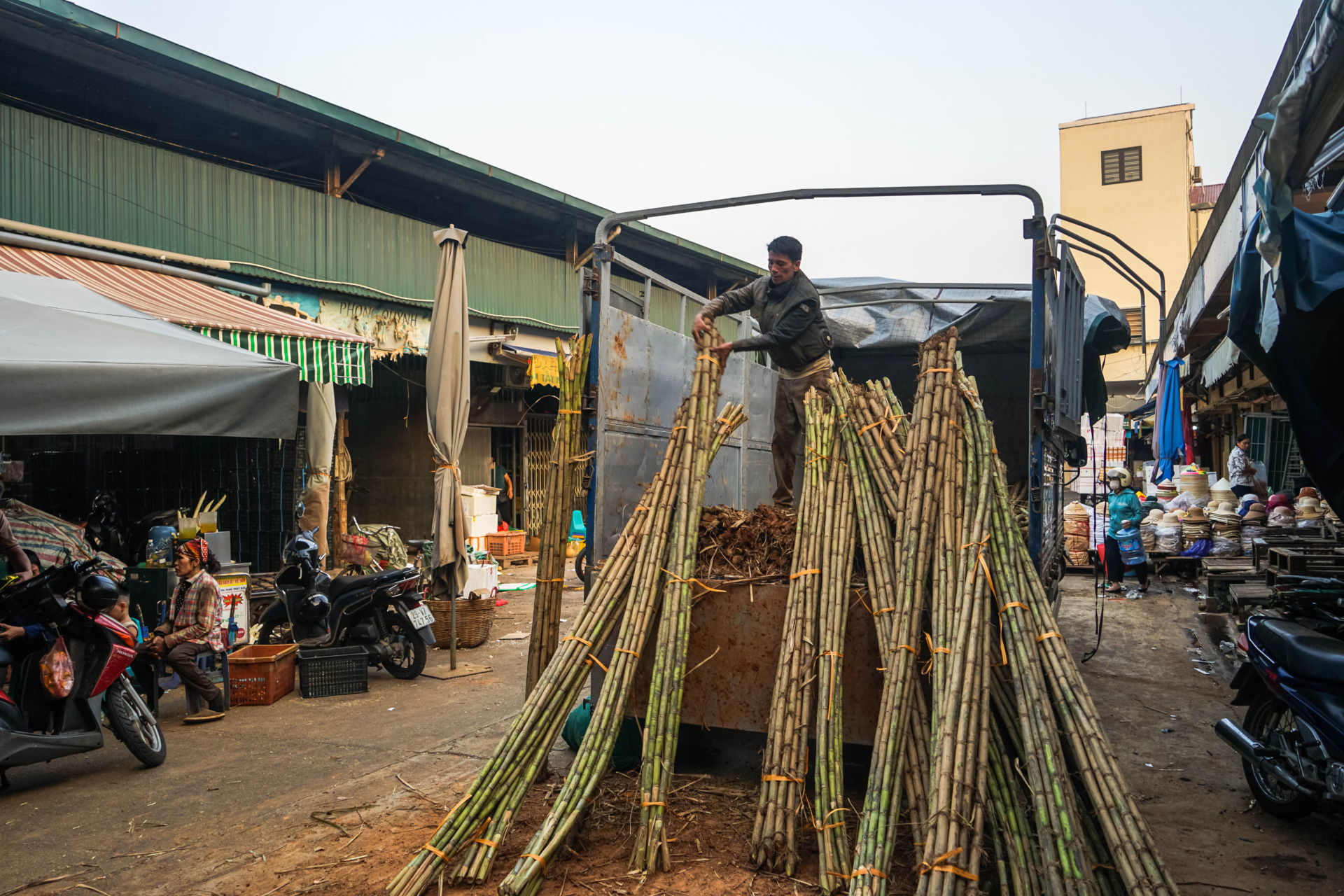 unusual things to do in hanoi