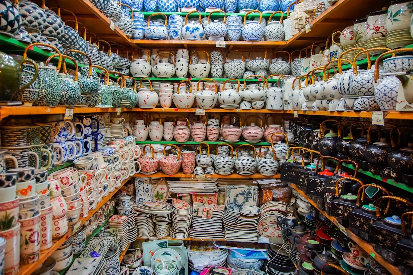 bat trang pottery village