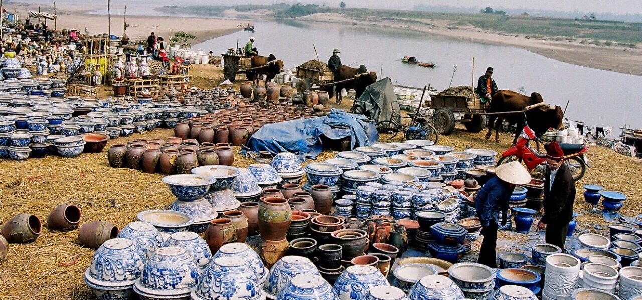 bat trang pottery village