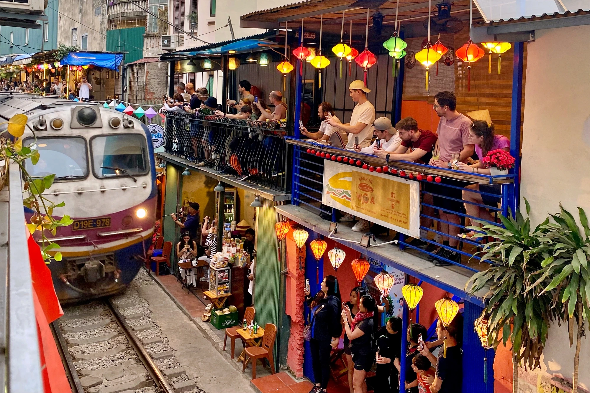 hanoi train street