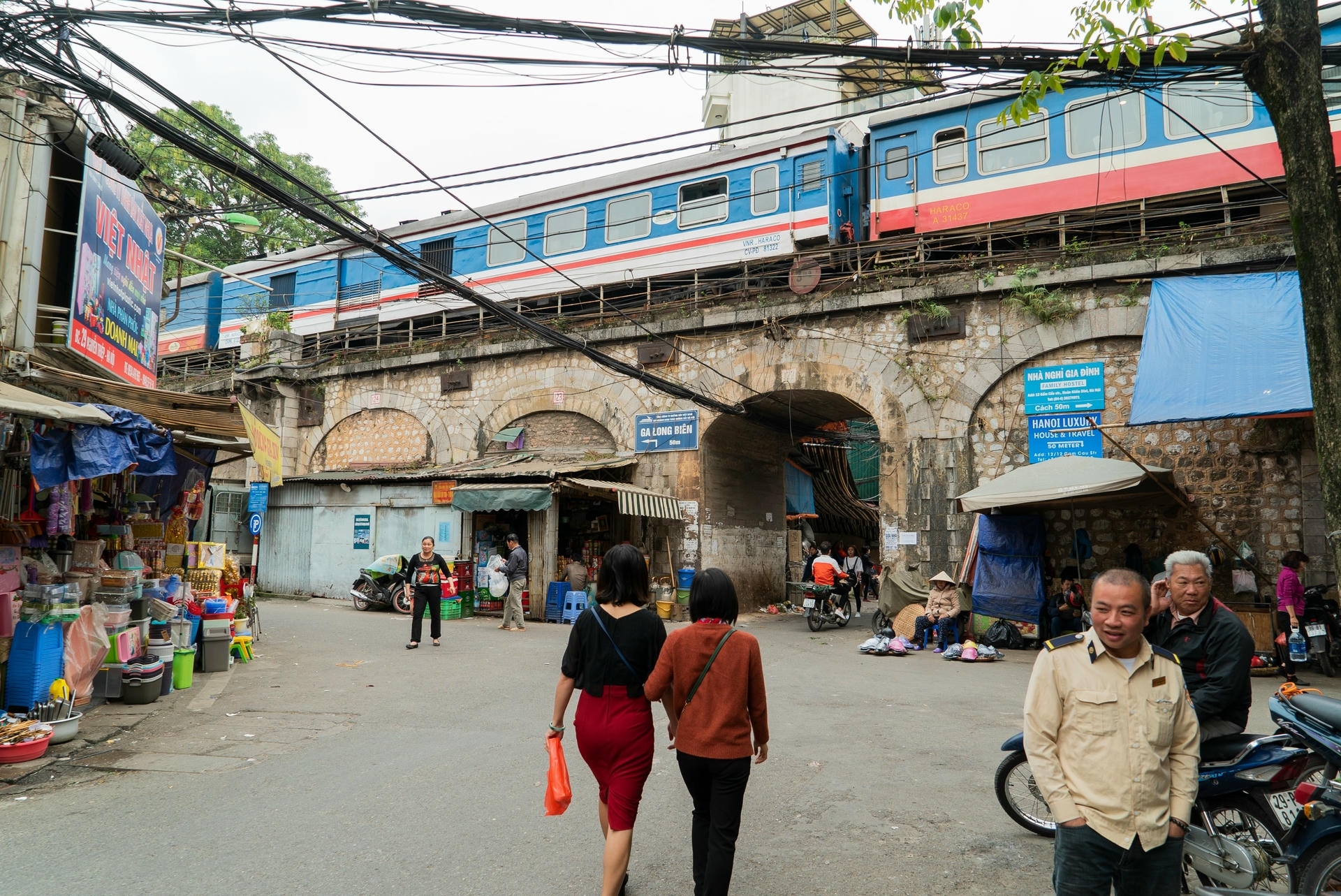 hanoi train street