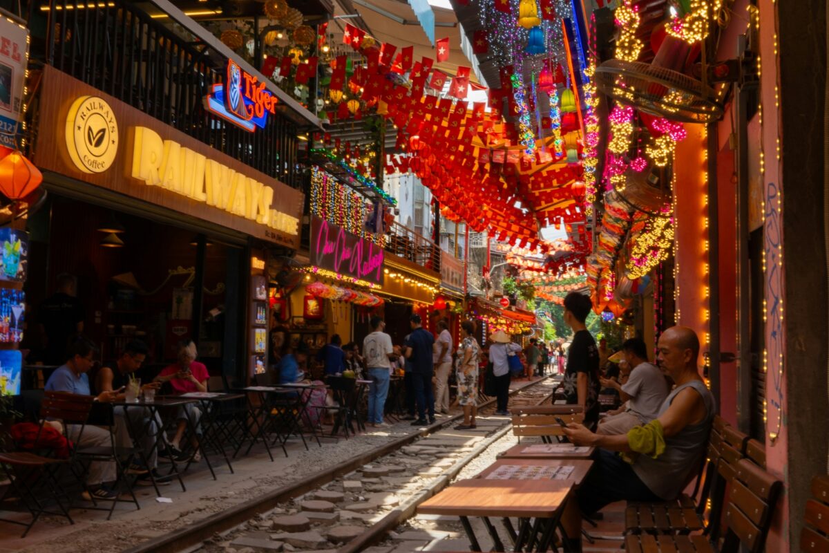 hanoi train street cafe