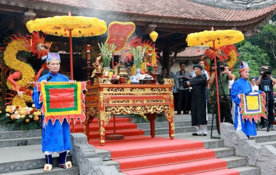 On April 22, 2026 (the 6th day of the 3rd lunar month), at the Hung Temple Historical Site, an incense offering ceremony was held in commemoration of the National Ancestor Lac Long Quan, marking the opening of the Hung Kings’ Commemoration Festival (Image: VnEconomy).