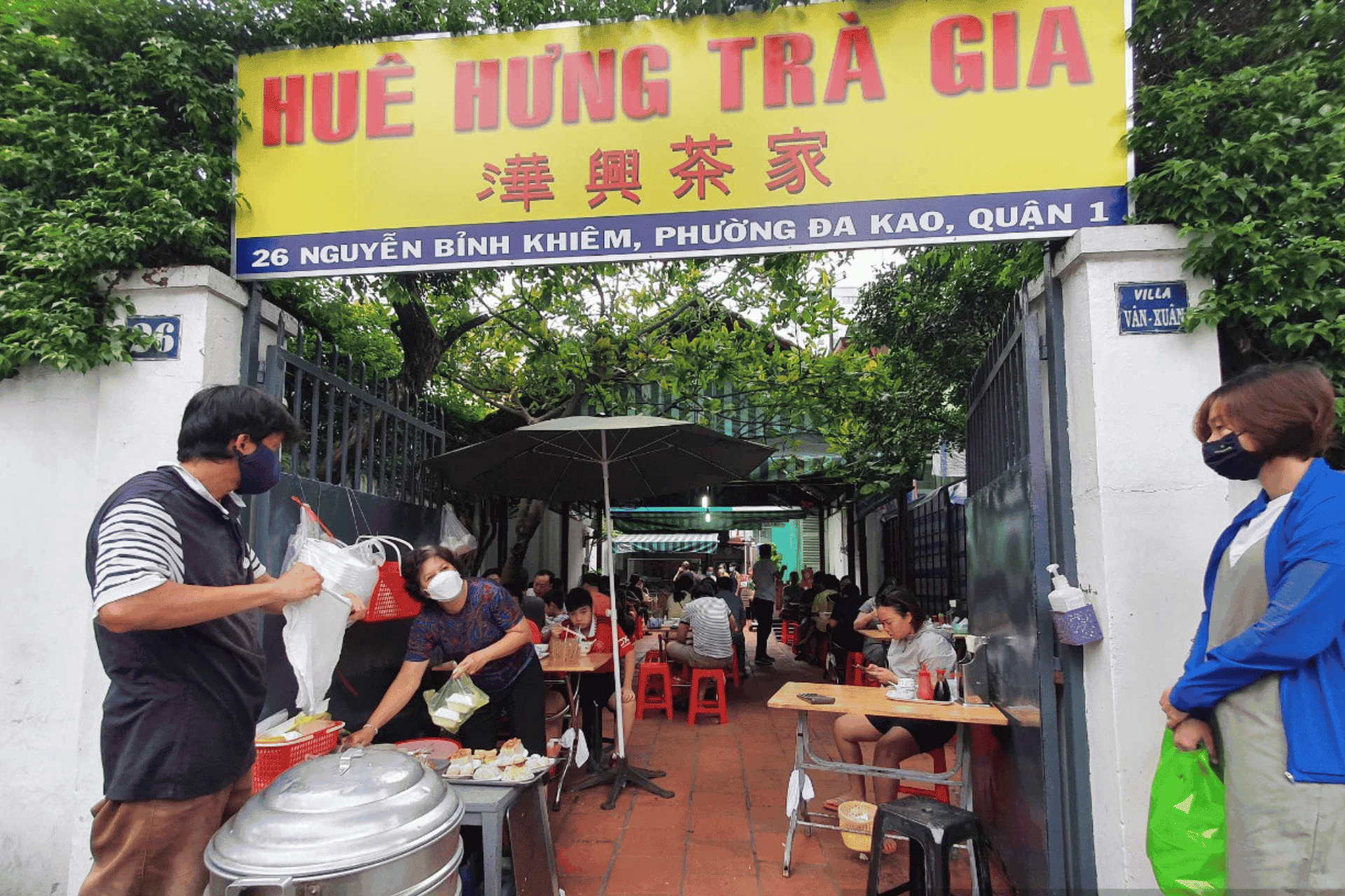 Hue Hung Tra Gia, a nostalgic Chinese restaurant in Saigon. 