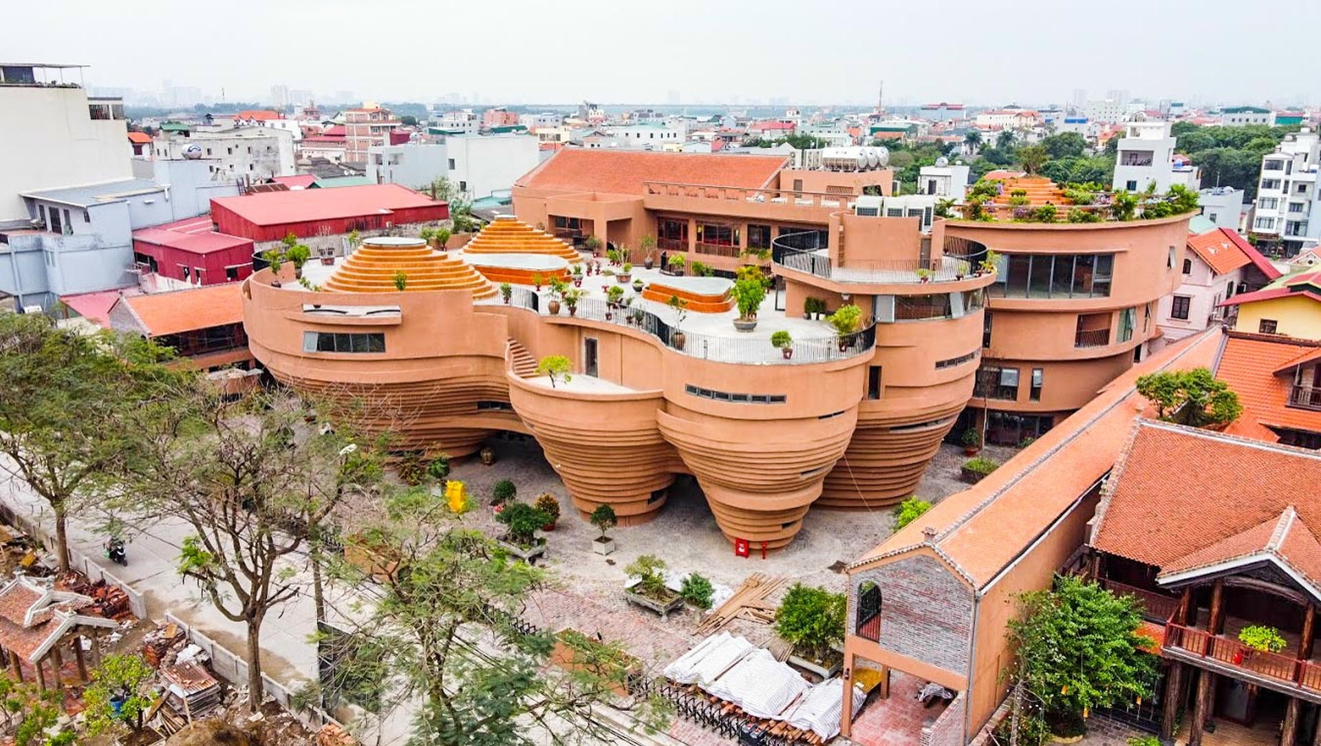 Bat Trang pottery village is listed in the blog how many days in hanoi