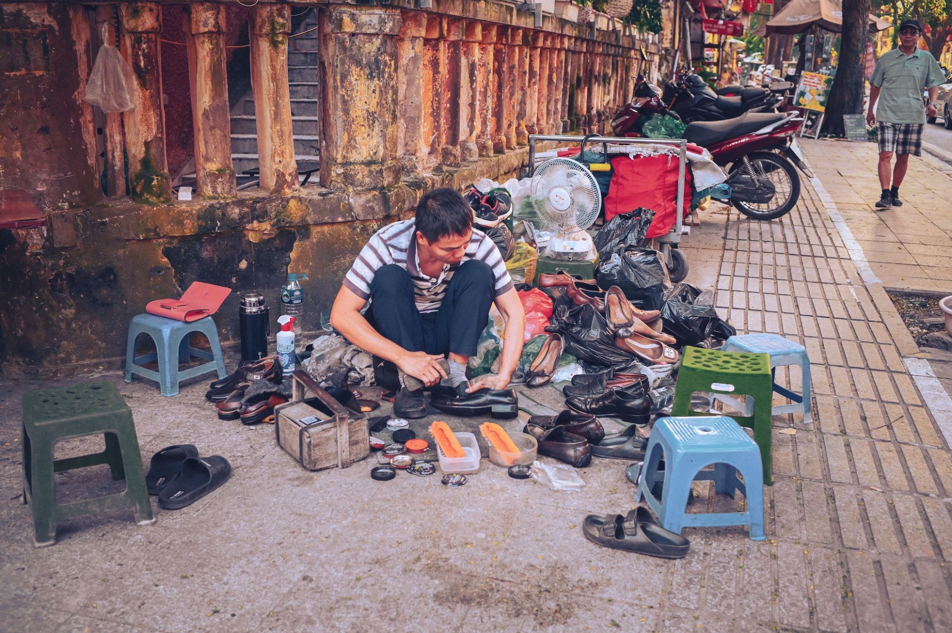 shoe craftmanship - hanoi shoe street - Jackfruit Adventure