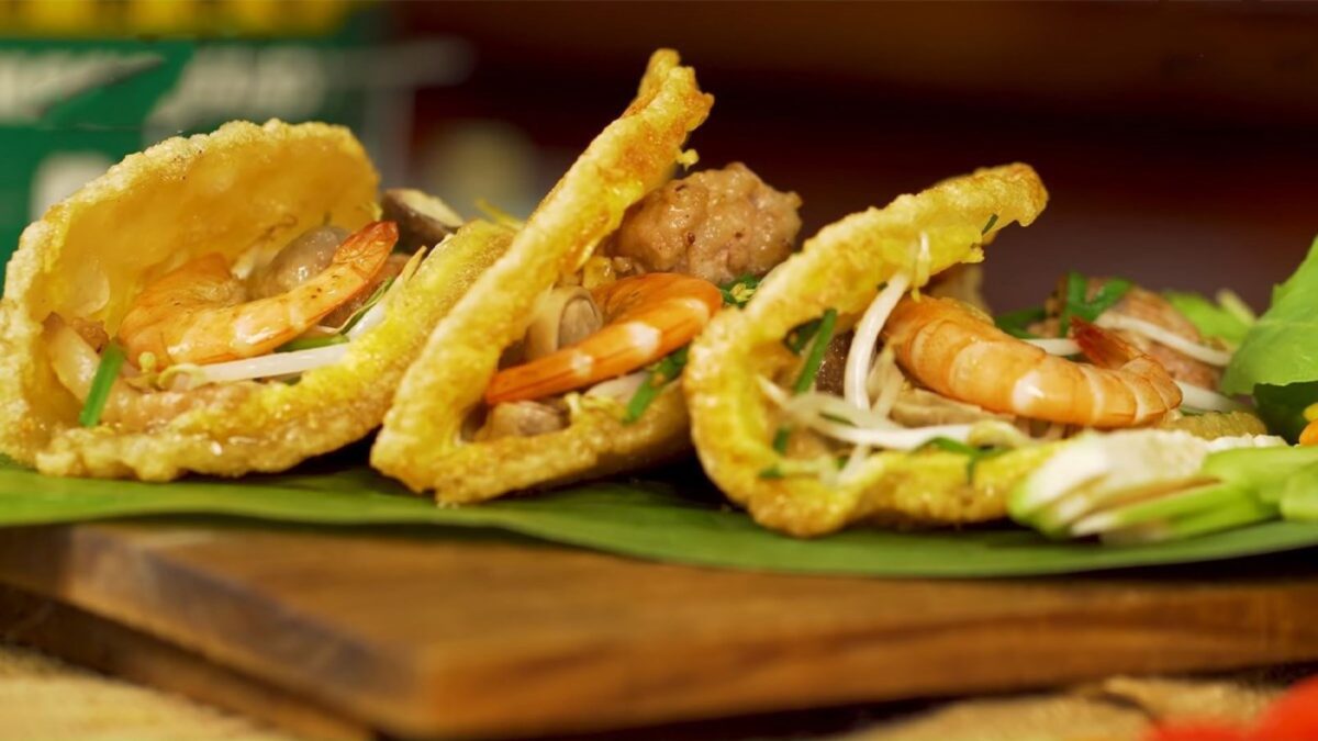 bánh khoái crispy Hue pancake with shrimp, pork, and bean sprouts - hue food - Jackfruit